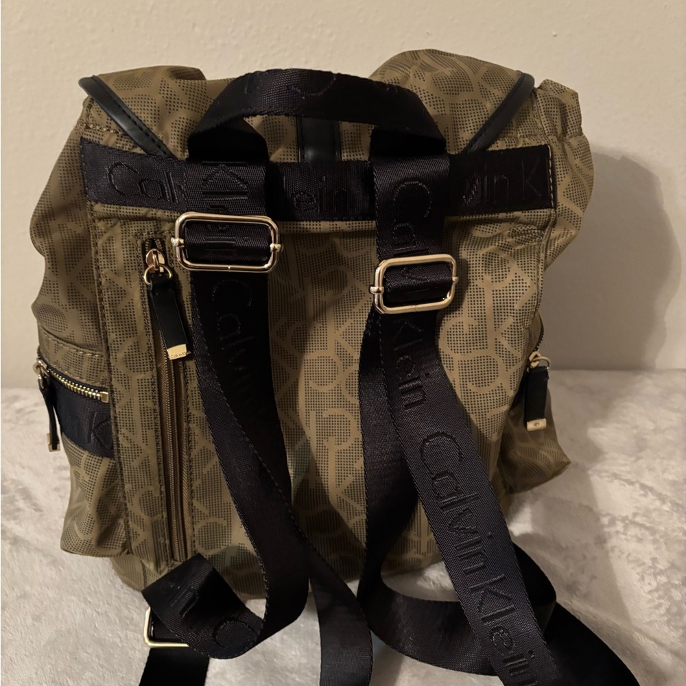 Stylish Green Backpack - Picture 2 of 4